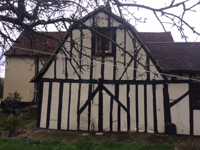 ../../../Photos/Notes/IMG_2413.jpg (iPhone - 26/01/2019 15:23:00)
The end-wall. The centre post is partly hollow and the sole plate - being below ground - is doubtless 'gone'.
Photo_ID = 422